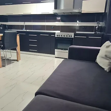 Edi's Apartment-cozy In The Center * Tirana